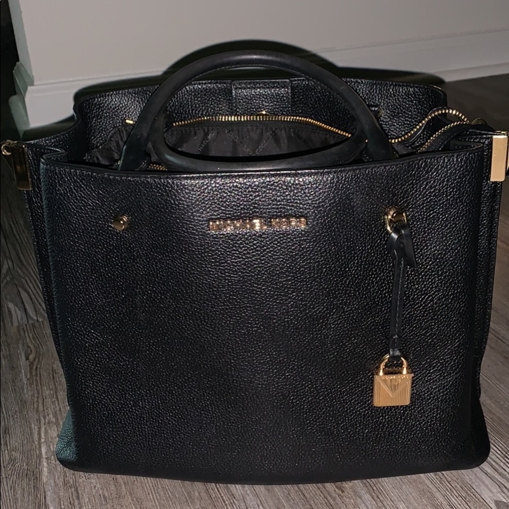 Michael kors  mid size purse 👜